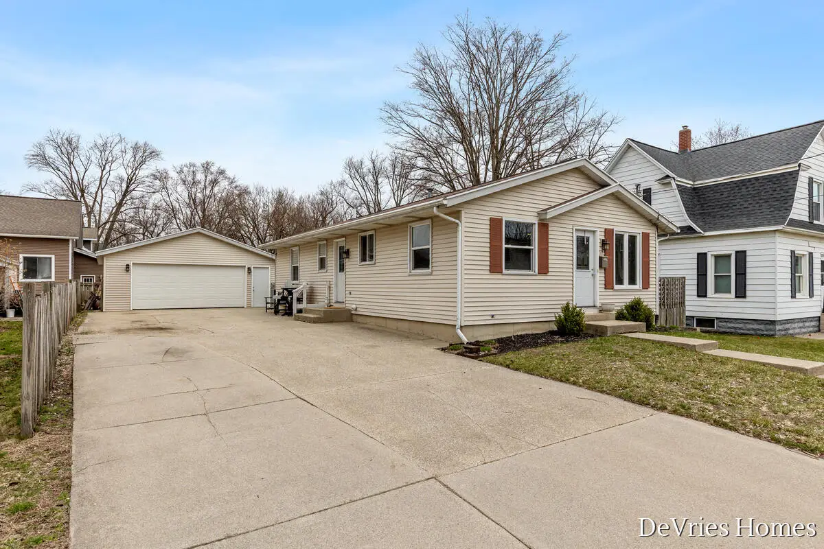 119 W Mckinley Avenue, Zeeland, MI 49464 - #1