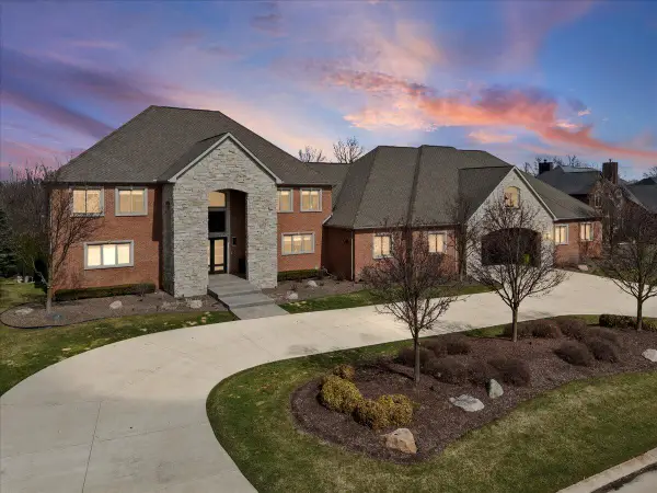 52960 Trailwood Drive, South Lyon, MI 48178