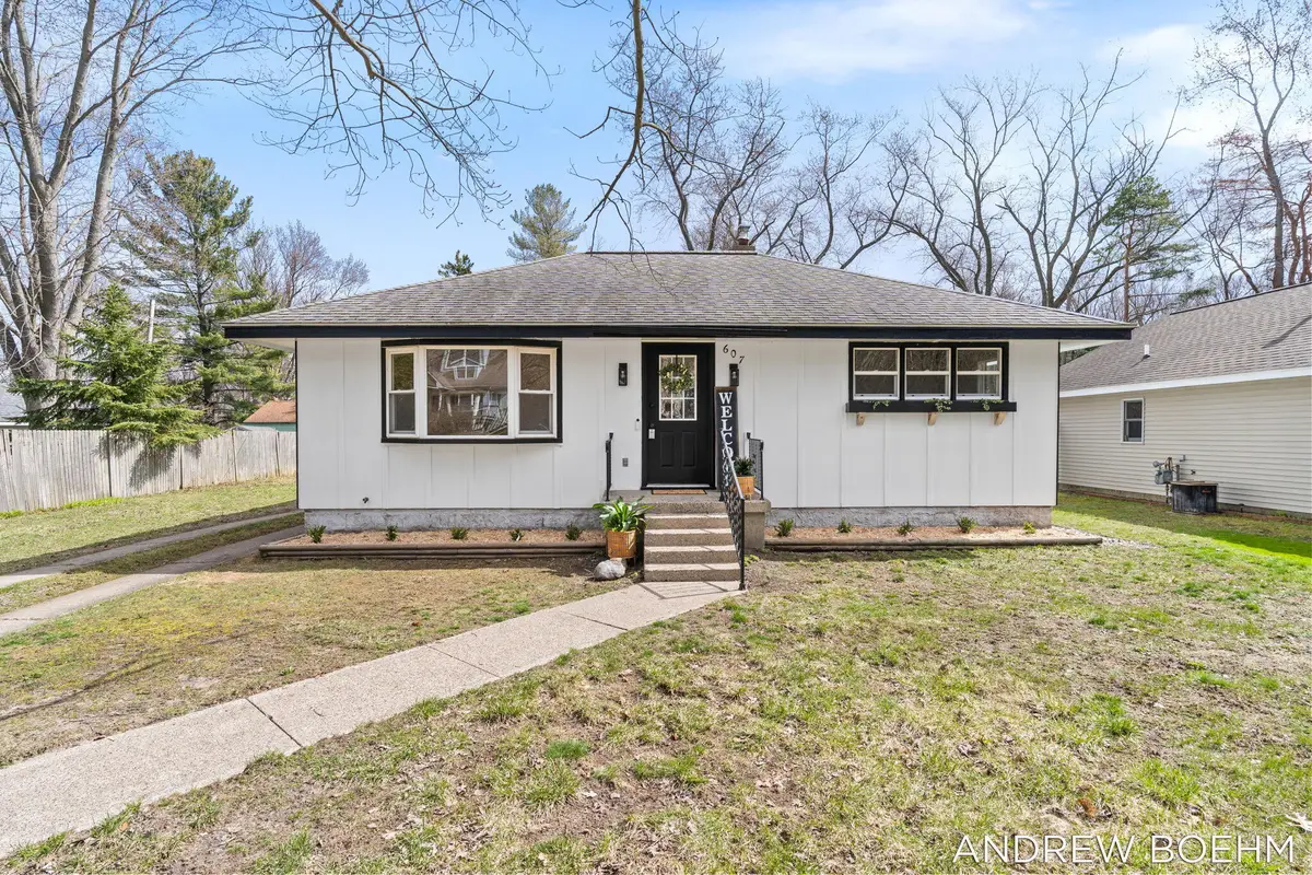 607 Central Bay Avenue, Holland, MI 49423 - #1