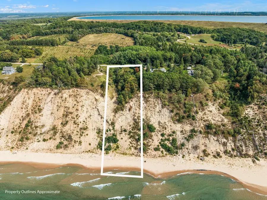 2989 S Lakeshore Drive, Ludington, MI 49431 - #2