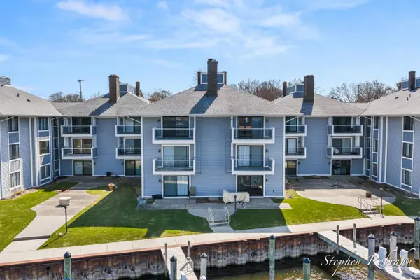 400 Lakeview Court #19, Spring Lake, MI 49456