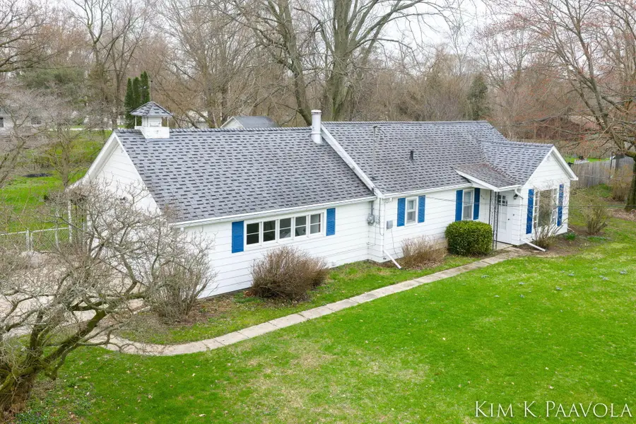 916 James Street, Plainwell, MI 49080 - #2