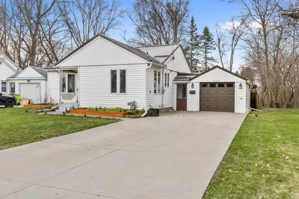 924 W Orange Street, Greenville, MI 48838