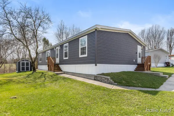 1418 Red Oak Lane Ne, Belmont, MI 49306