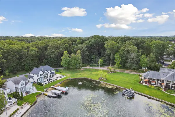 904 E Eagle Lake Drive, Kalamazoo, MI 49009