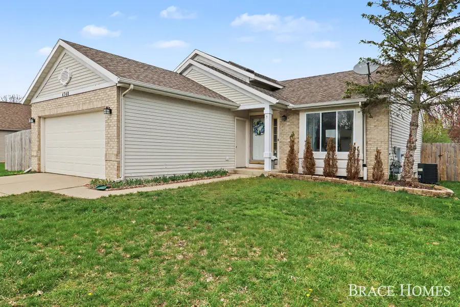 4748 Meadow Lake Drive Se, Kentwood, MI 49512 - #2