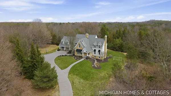 5484 Lakeshore Avenue, Holland, MI 49424
