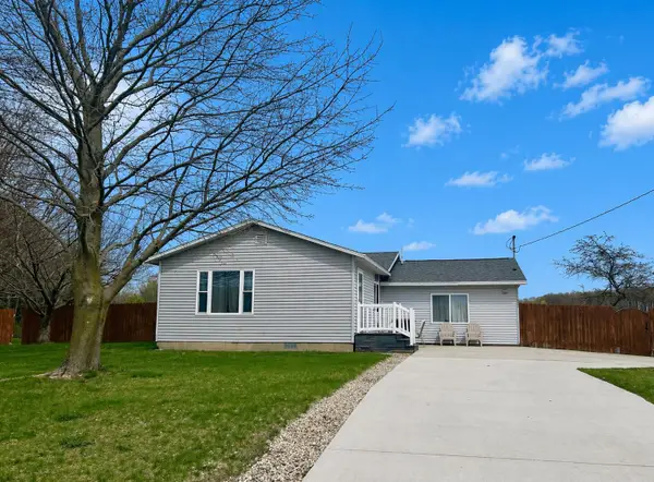 1422 E Chauvez Road, Scottville, MI 49454