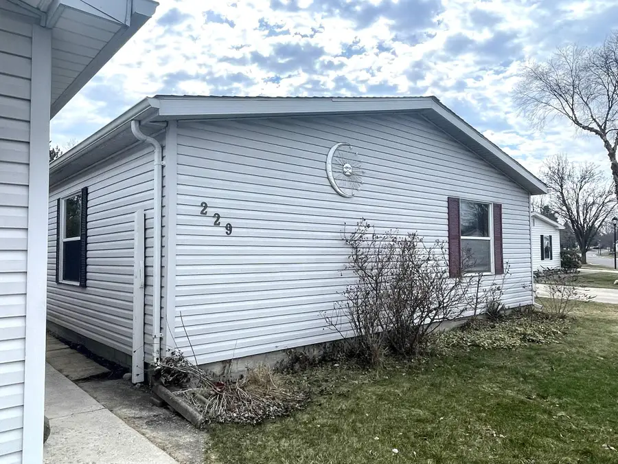 229 Cadgewith E, Lansing, MI 48906 - #2