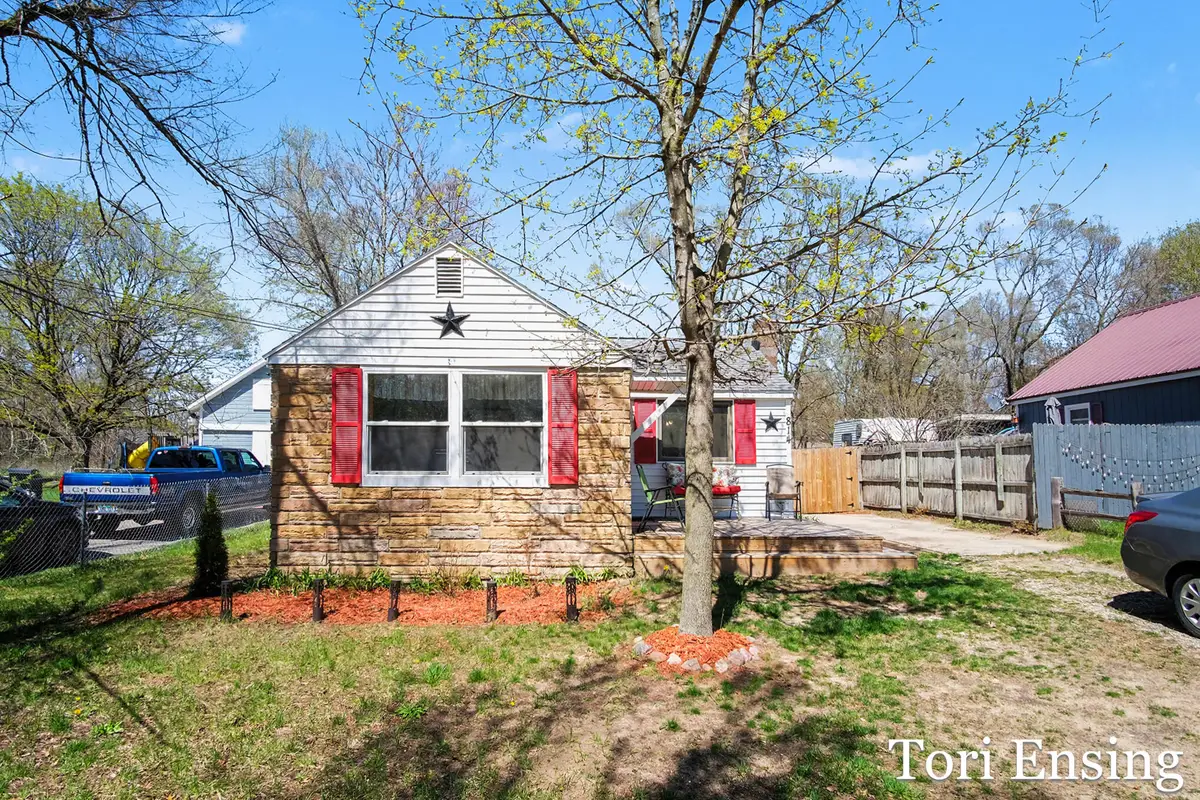 814 E Summit Street, Greenville, MI 48838 - #1