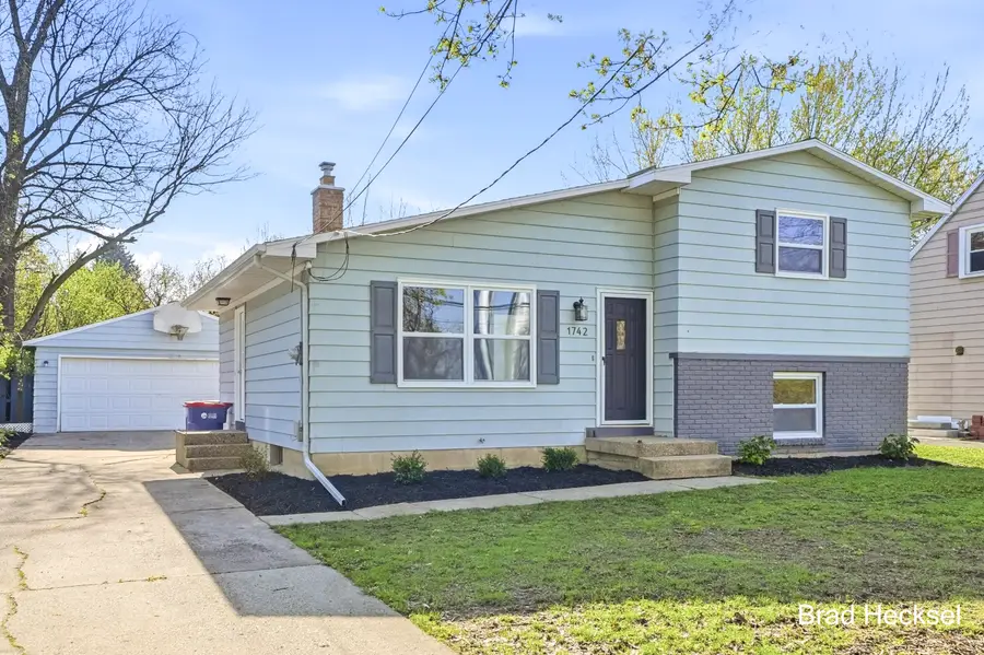 1742 Woodlawn Avenue Se, Grand Rapids, MI 49506 - #3