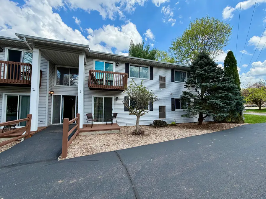 682 W Middle Street #Unit 4, Chelsea, MI 48118 - #3
