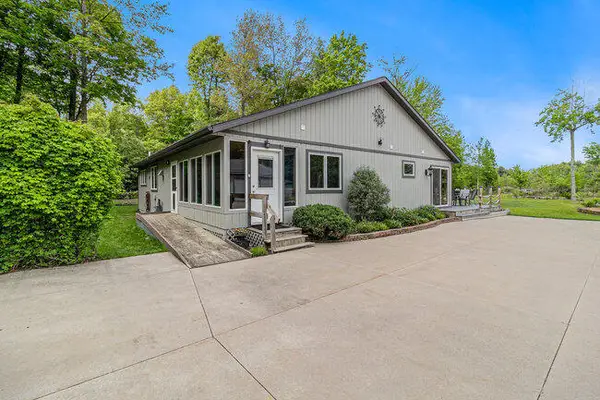 6976 S 80th Avenue, Rothbury, MI 49452