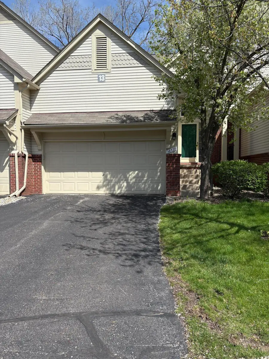 38320 Saratoga Circle, Farmington Hills, MI 48331 - #2