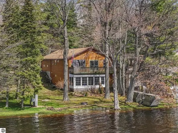 2301 E Lake Mitchell Drive, Cadillac, MI 49601