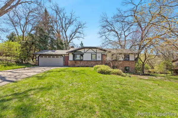 2160 Fox Ridge Drive Ne, Grand Rapids, MI 49505