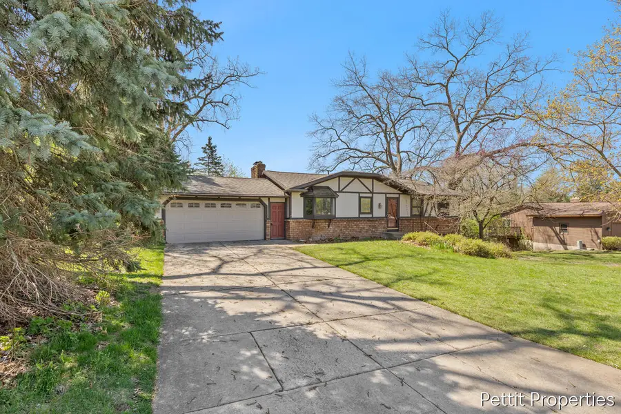 2160 Fox Ridge Drive Ne, Grand Rapids, MI 49505 - #2