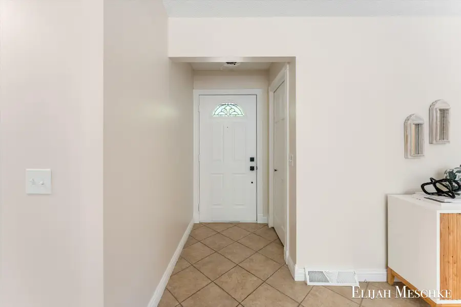 4648 Flying Eagle Drive Se, Grand Rapids, MI 49548 - #3