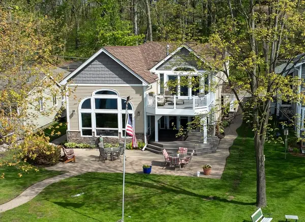 5256 Edgelake Drive, Pinckney, MI 48169
