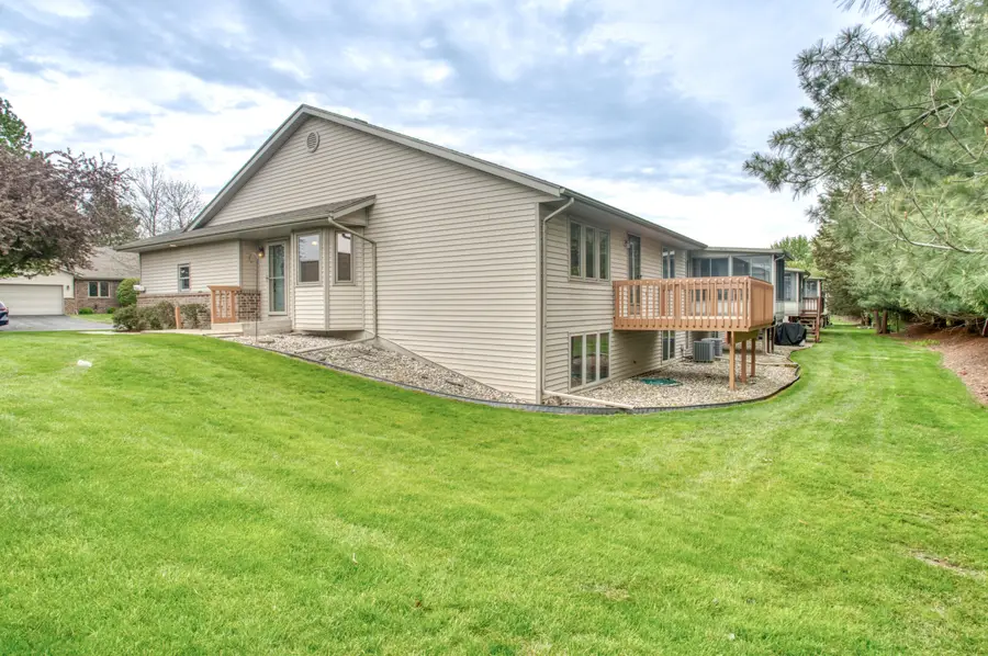 1037 Country Garden Gardens Nw, Grand Rapids, MI 49534 - #2