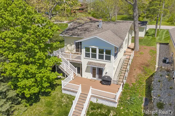 6702 W Lake Drive, Fremont, MI 49412