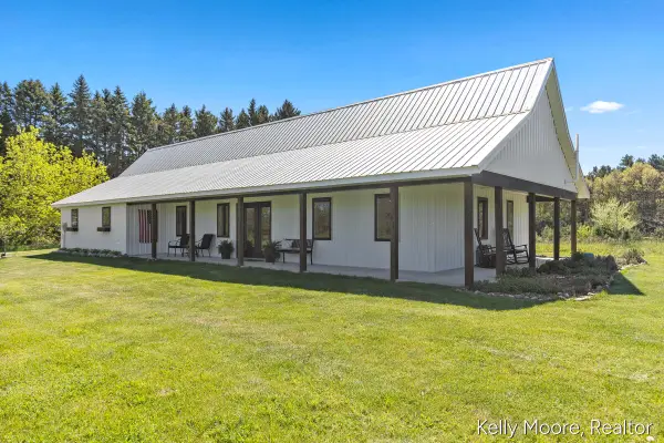 11117 W Snows Lake Road, Greenville, MI 48838