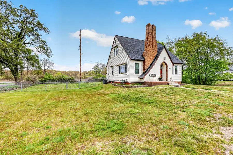 1216 W Broadway Avenue, Muskegon, MI 49441 - #2