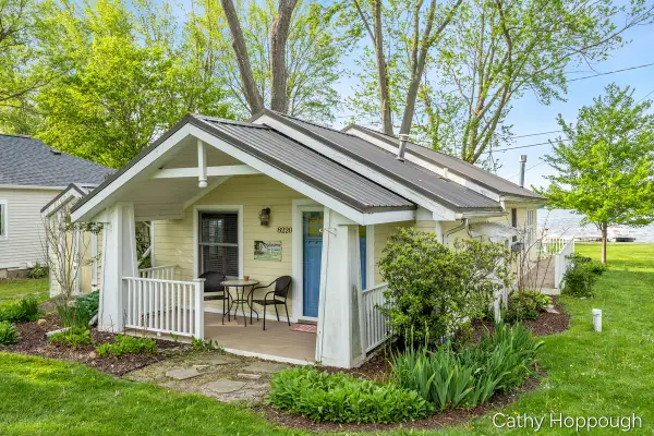 8220 Morrison Lake Gardens, Saranac, MI 48881