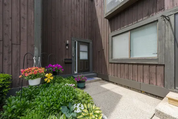 245 Ballantrae Court, Kalamazoo, MI 49006
