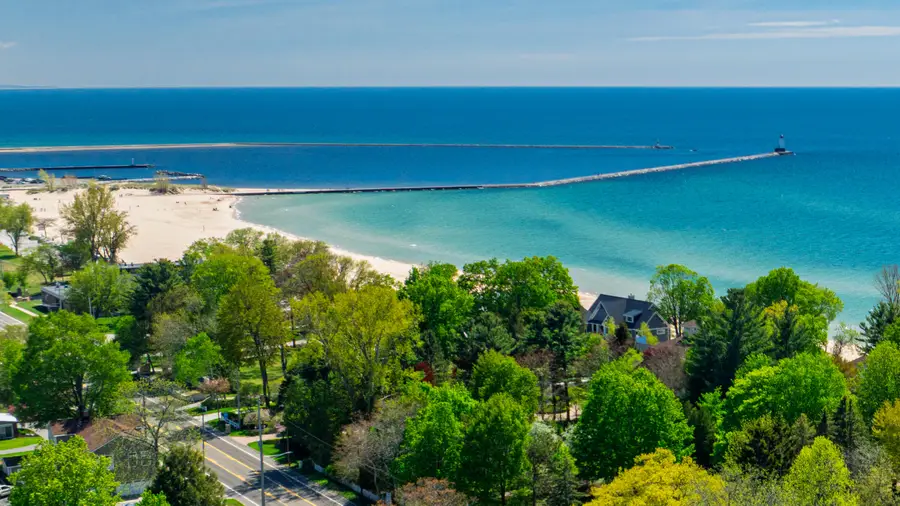 802 W Lowell Street, Ludington, MI 49431 - #2