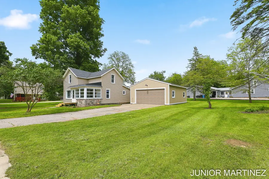 204 N Sherwood Avenue, Plainwell, MI 49080 - #3