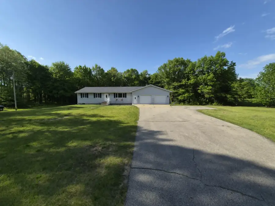 20200 W Lake Montcalm Road, Howard City, MI 49329 - #2