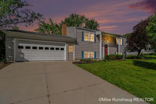 723 Marbury Se, Ada, MI 49301
