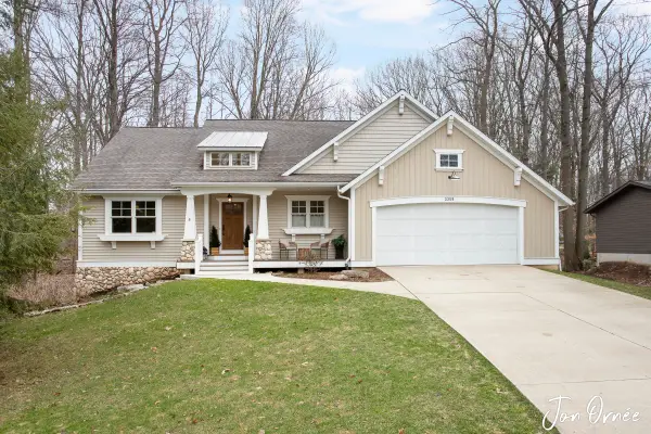 3359 Gaslight Ln, Saugatuck, MI 49453