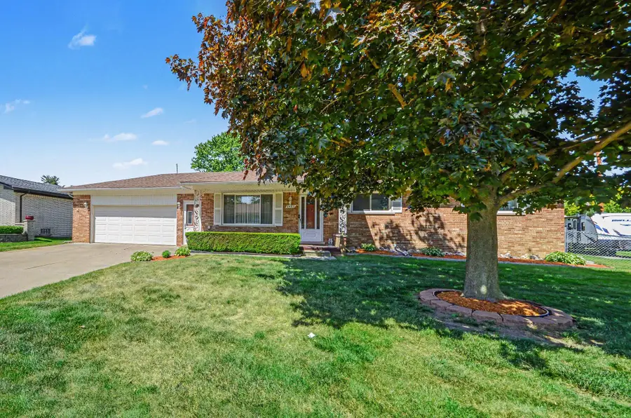 39511 Helena Avenue, Sterling Heights, MI 48313 - #3