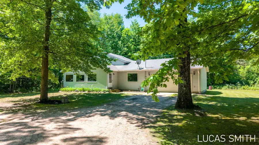 262 17 Mile Road Nw, Kent City, MI 49330 - #2