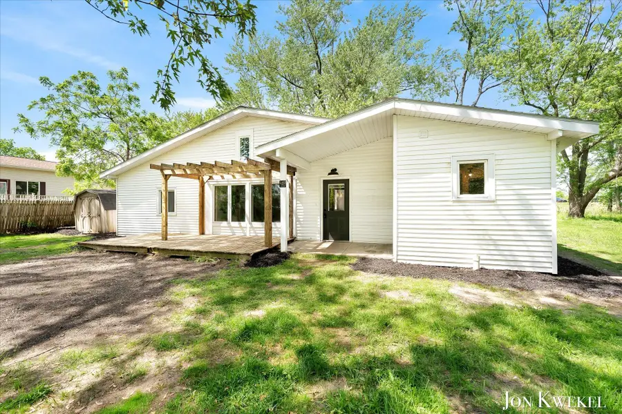 140 N 5th Street Ne, Cedar Springs, MI 49319 - #3