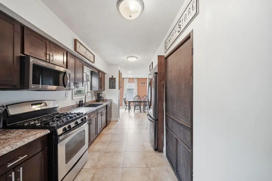 825 Gerald Avenue, Jackson, MI 49203 - #3