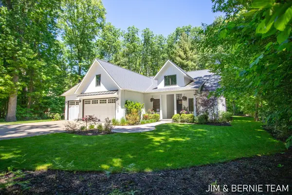 6225 Lighthouse Court, Saugatuck, MI 49453
