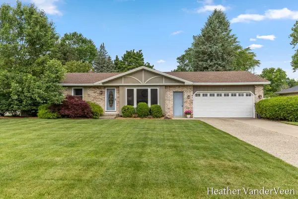 7887 Park Lane Avenue, Jenison, MI 49428