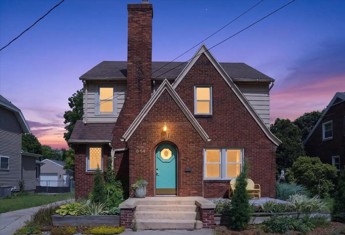 814 N Fairview Avenue, Lansing, MI 48912 - #1