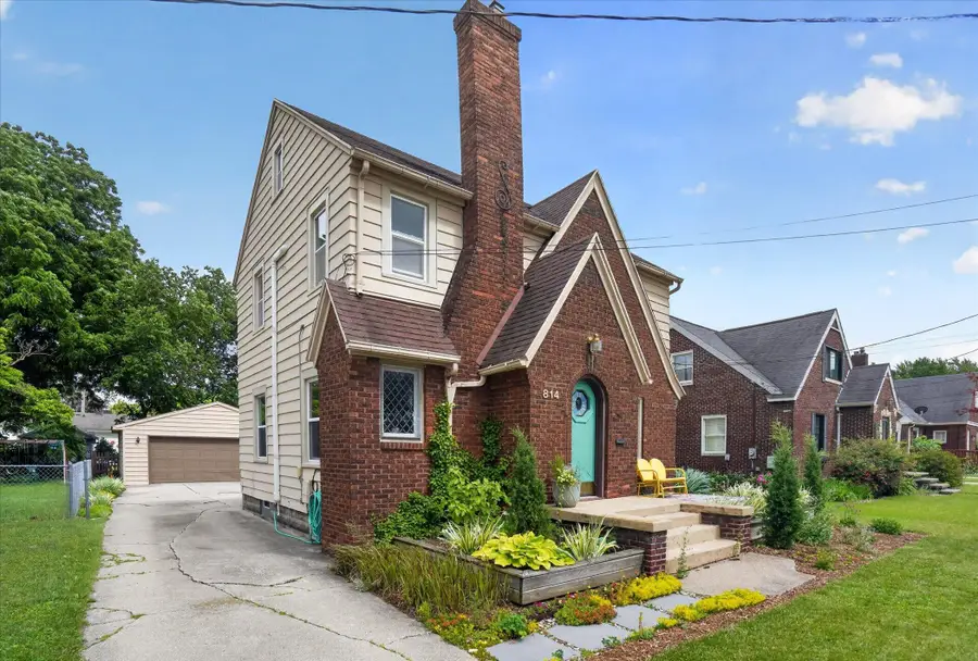 814 N Fairview Avenue, Lansing, MI 48912 - #2