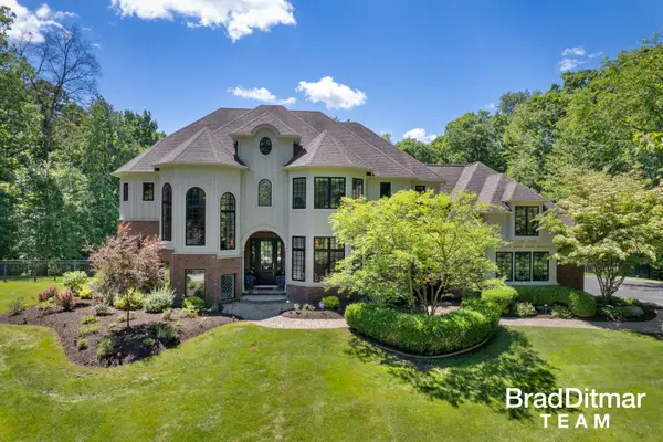 1099 Skyevale Ne, Ada, MI 49301