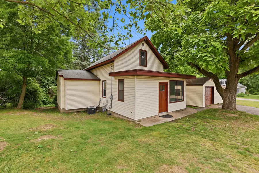 347 6 Mile Road Nw, Comstock Park, MI 49321 - #2