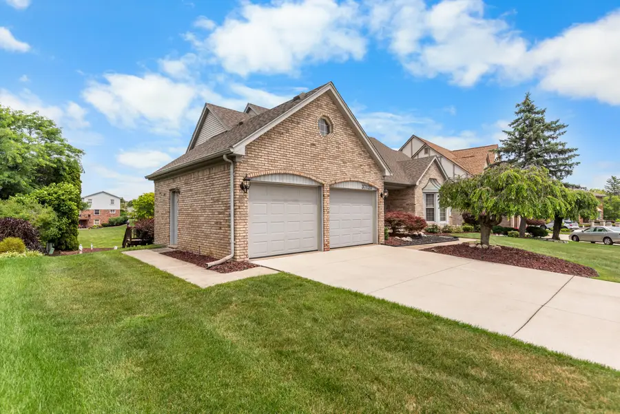 37120 Turnburry Drive, Livonia, MI 48152 - #3