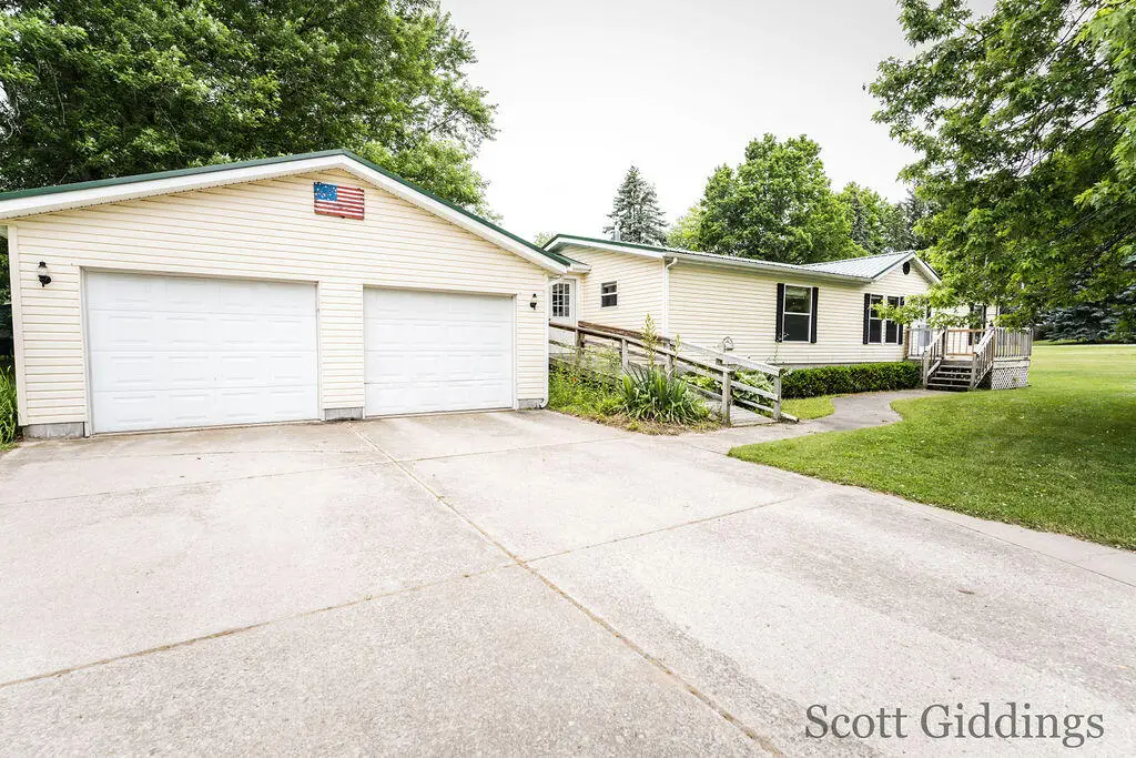 206 E 1st Street, Stanton, MI 48888 - #1