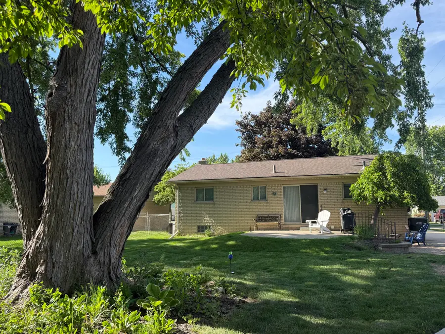 2060 Oakcrest Road, Sterling Heights, MI 48310 - #3