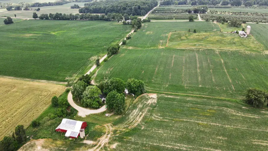 3428 S Comstock Avenue, Fremont, MI 49412 - #3