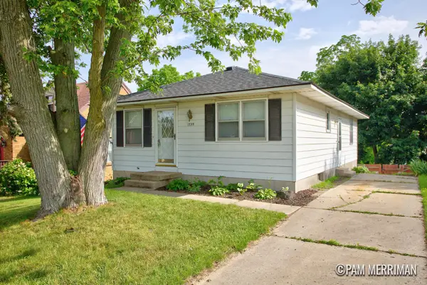 1735 Woodworth Street Ne, Grand Rapids, MI 49525