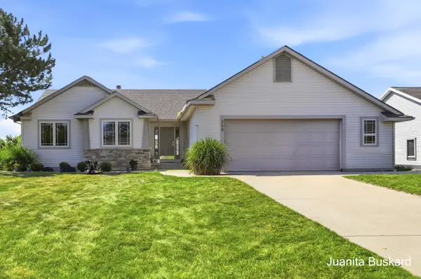 298 Creekside Drive, Coopersville, MI 49404
